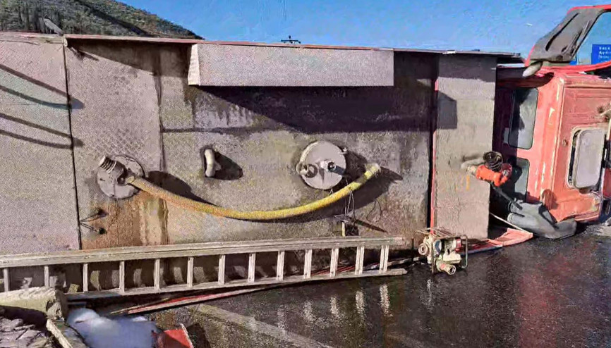 Aydında itfaiye aracı devrildi; 3 yaralı