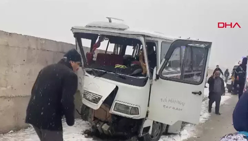 Yolcu minibüsü istinat duvarına çarptı: 6 yaralı