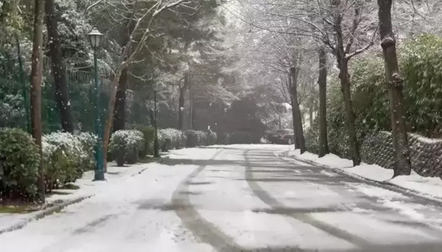 İstanbulun bazı bölgelerinde kar yağışı etkili oluyor