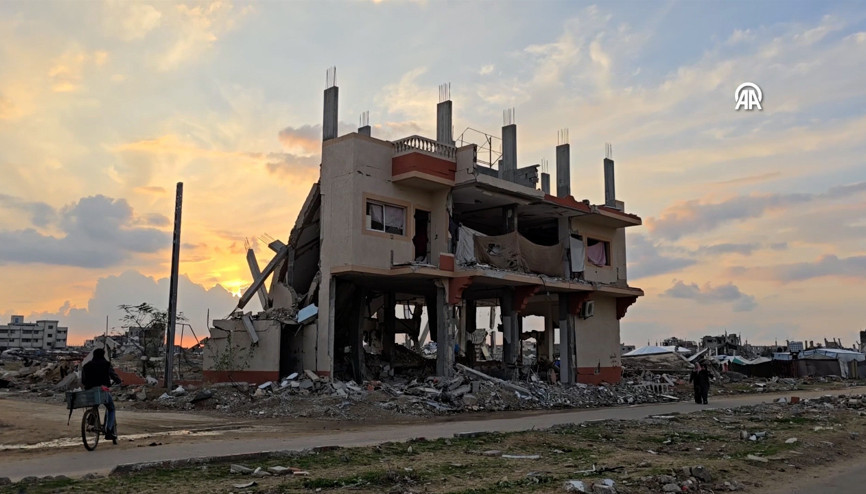 Filistinliler, İsrail saldırıları sonucu yıkılan evlerinin enkazı arasında yaşamlarını sürdürüyor