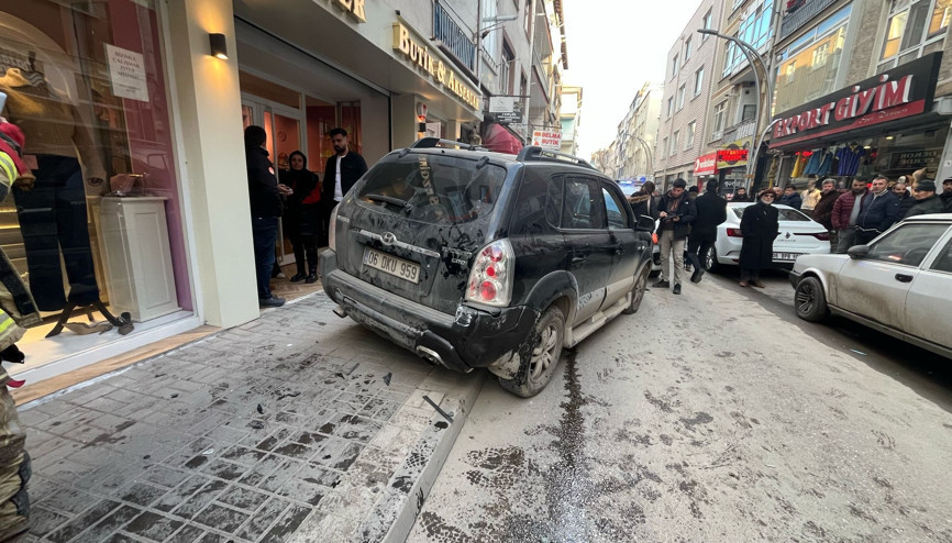 İleri yerine geri vitese aldığı cipiyle yayaya, park halindeki otomobile ve dükkana çarptı