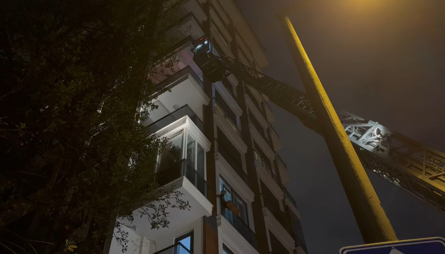 Kadıköyde Yaşlı Adamı İtfaiye Kurtardı Kadıköyde Yaşlı Adamı İtfaiye Kurtardı