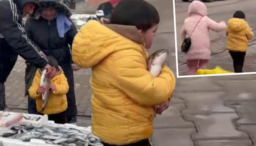 İstediğini alamayınca ağladı Hediye edilince balığa sarılarak uzaklaştı İstediğini alamayınca ağladı Hediye edilince balığa sarılarak uzaklaştı