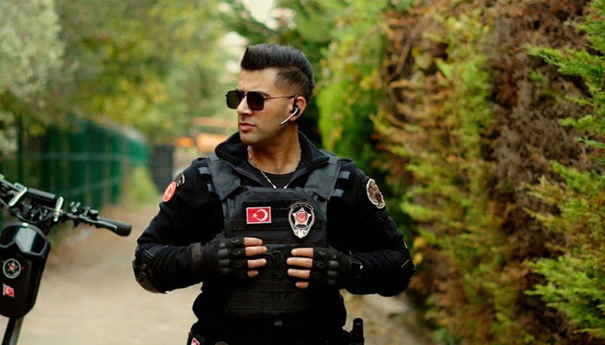 Yakışıklı güvenlik kimdir, gerçek adı ne, neden ceza yedi 142 bin 255 lira para cezasına çarptırıldı Yakışıklı güvenlik kimdir, gerçek adı ne, neden ceza yedi 142 bin 255 lira para cezasına çarptırıldı