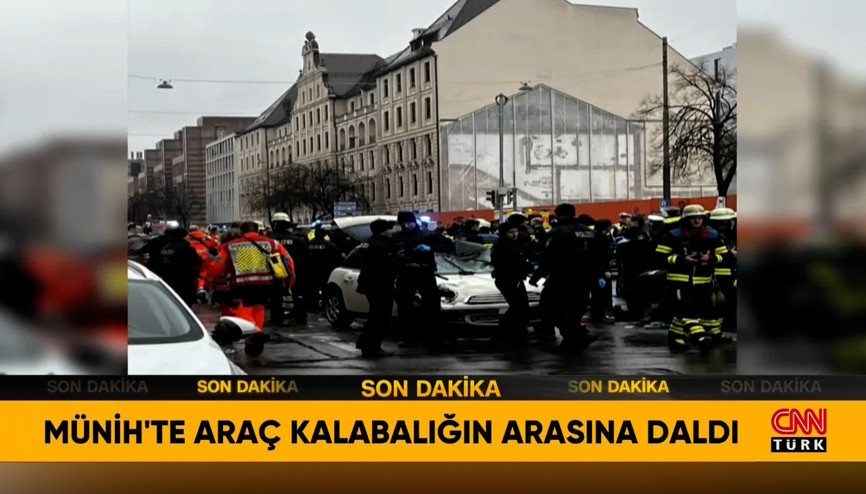 Almanyada araç kalabalığın arasına daldı