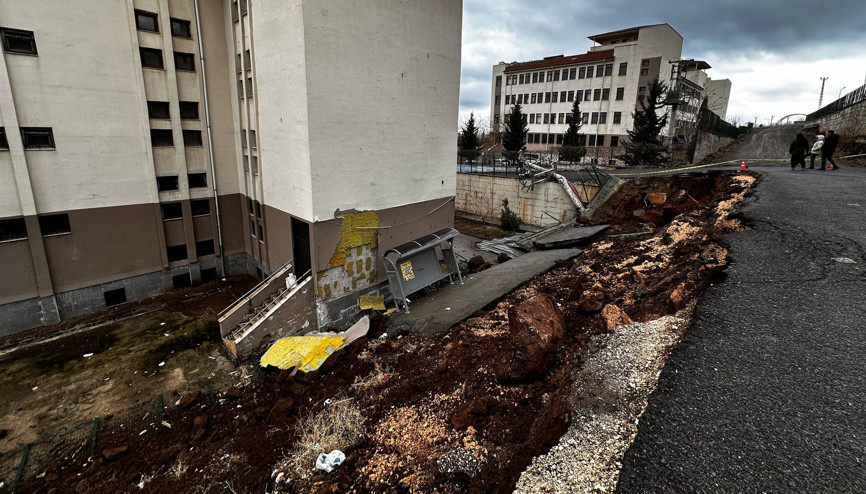 Okulun istinat duvarı çöktü, eğitime ara verildi