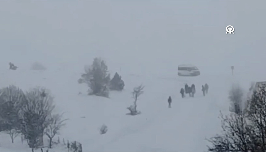 Tokatta yoğun kar: Öğrenci servisi kar ve tipi nedeniyle yolda mahsur kaldı