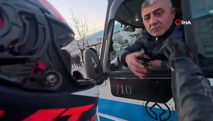 Lan kelimesini duyunca el frenini çekip kavgaya tutuştu O anlar kamerada Lan kelimesini duyunca el frenini çekip kavgaya tutuştu O anlar kamerada