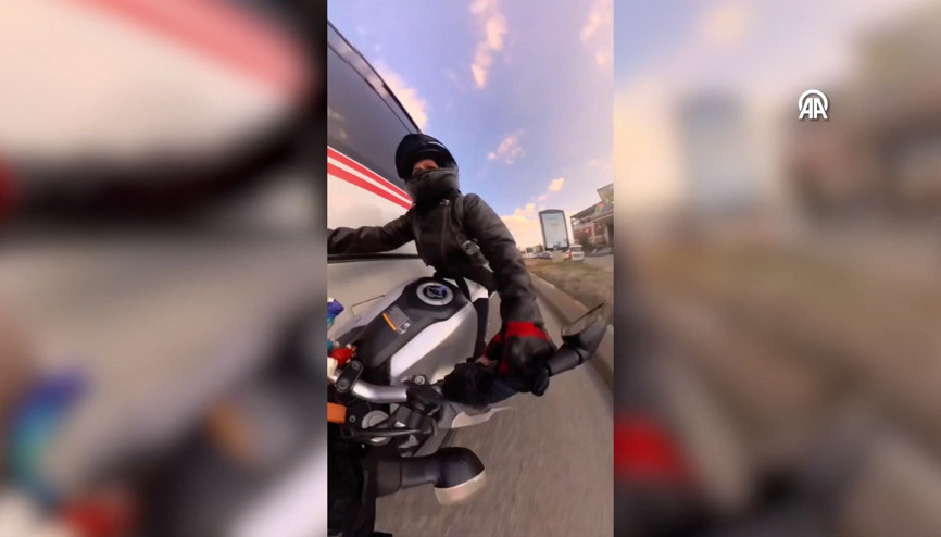 Minibüsle motosikletin çarpışması kask kamerasında