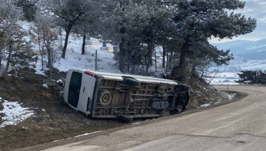 Hindistanlı işçileri taşıyan minibüs devrildi: 22 yaralı