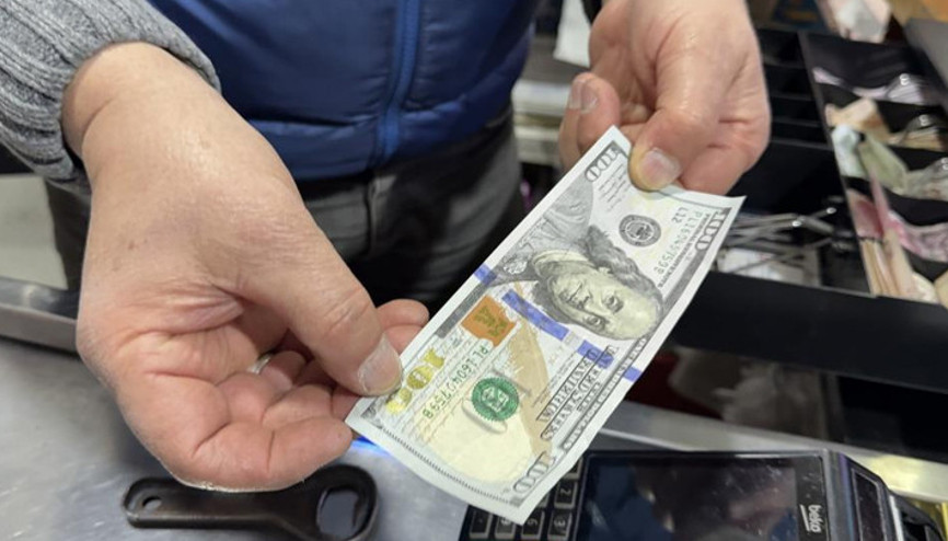 Sahte dolarla alışveriş yapıp para üstü aldı Sahte dolarla alışveriş yapıp para üstü aldı