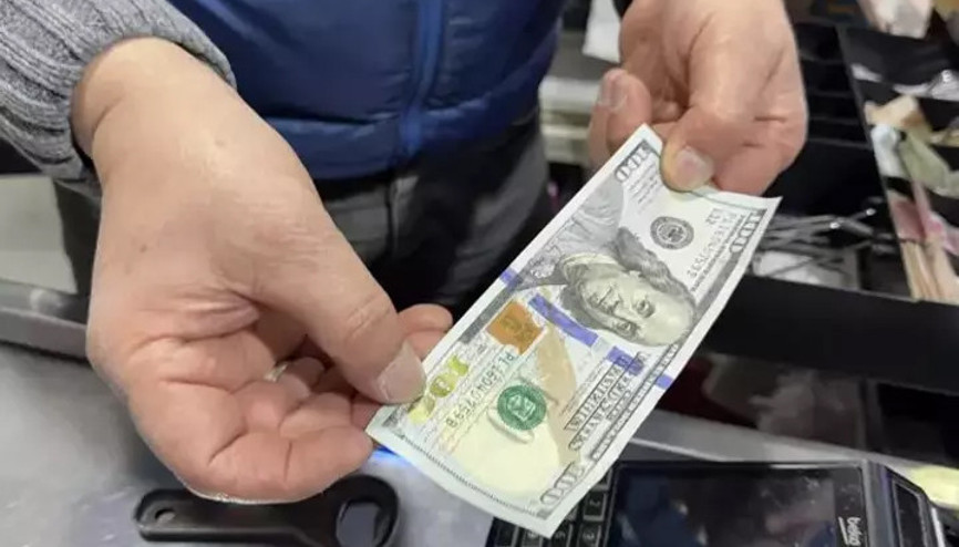 Sahte dolarla alışveriş yapıp para üstü aldı Sahte dolarla alışveriş yapıp para üstü aldı