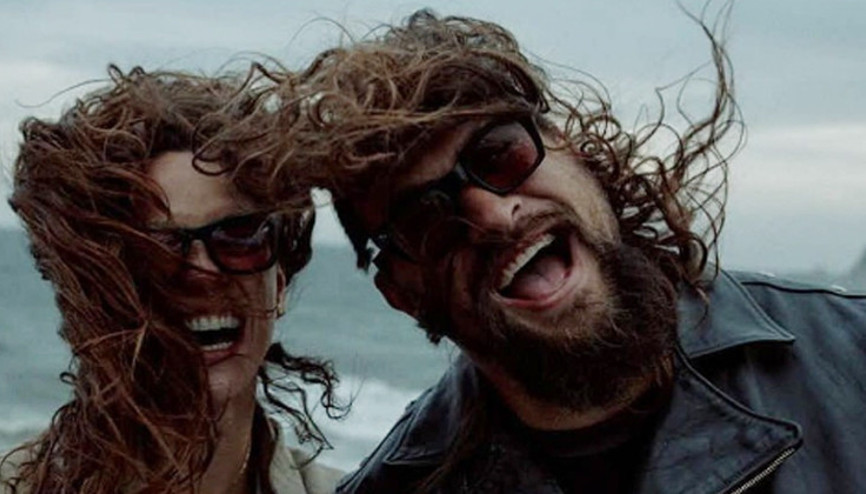 Ünlü oyuncu yeni sevgilisiyle el ele ortaya çıktı: Eski karısının gençliğine ne kadar benziyor