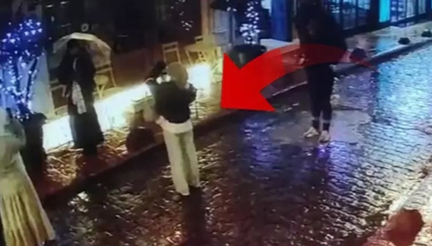 Taksim’de arkadaşının fotoğrafını çeken turist kapkaça uğradı: O anlar kamerada