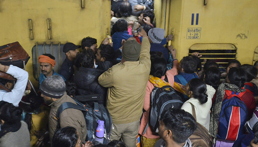 2 sefer iptal edildi, tren istasyonunda izdiham çıktı Hindistanda 18 ölü