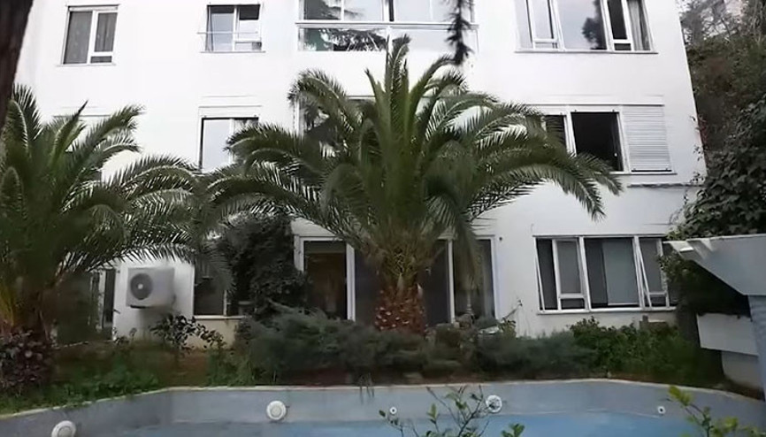 Ünlü şarkıcı evinin kapılarını açtı