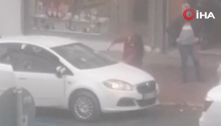 Esenyurt’ta kocasına sinirlenen kadın, arabayı çekiçle pert etti
