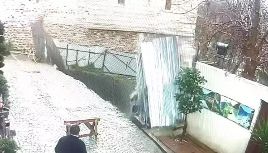 Fatih’te toprak kayması sonucu yol çöktü O anlar kamerada