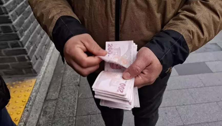 Hesabına gelen parayı görünce şaşırdı Gerçek sahibini bulup teslim etti