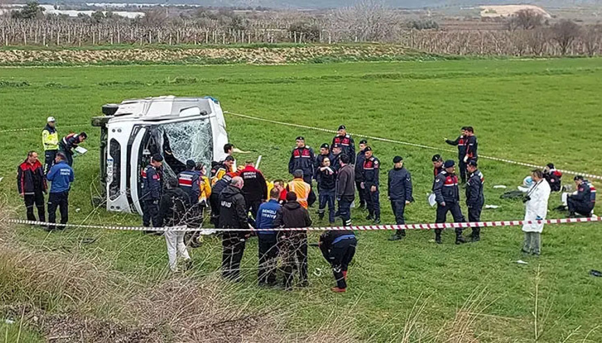 Halter turnuvasına giden öğrencileri taşıyan midibüs devrildi Ölü ve yaralılar var