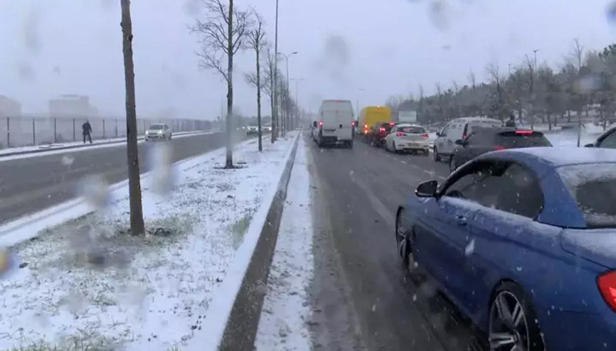 İstanbul’da kar yağışı etkisini artırdı, araçlar yolda kaldı