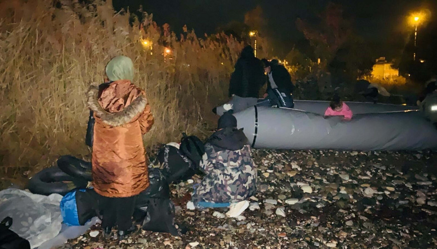 Edremitte 23 kaçak göçmen ile 5 organizatör yakalandı Edremitte 23 kaçak göçmen ile 5 organizatör yakalandı