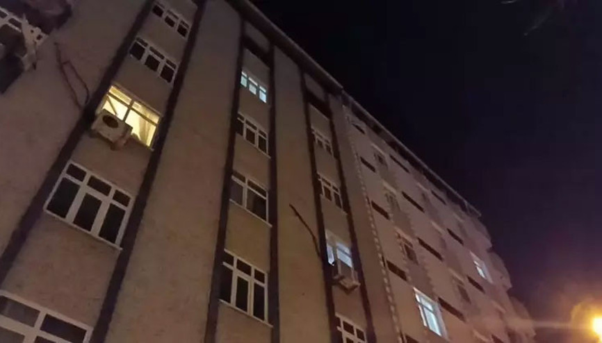 İstanbulda çatlama sesi gelen 7 katlı, 40 daireli bina tahliye edildi İstanbulda çatlama sesi gelen 7 katlı, 40 daireli bina tahliye edildi