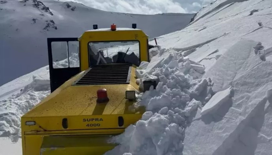 İş makinesinin üzerine çığ düştü, operatör son anda kurtuldu