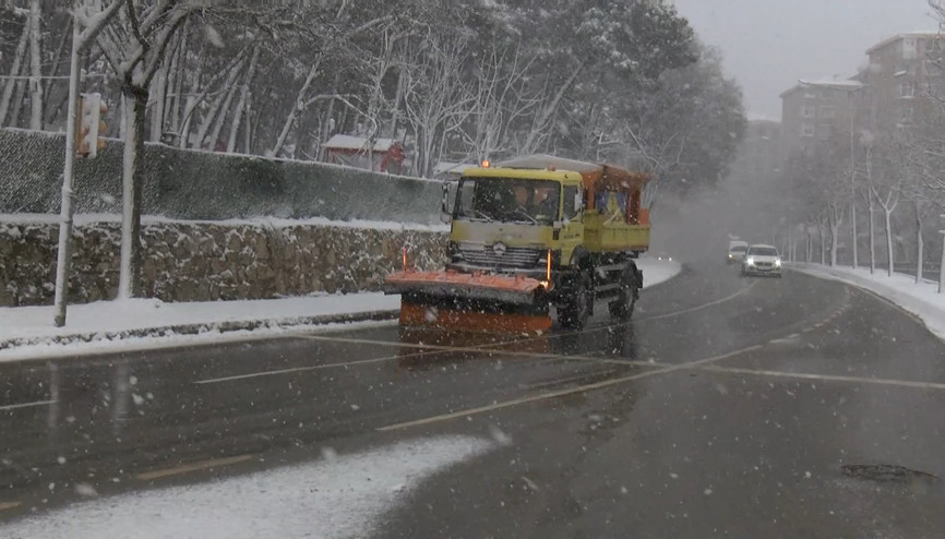 İstanbul- Kartal Aydos Yolunda araçlar yolda ilerlemekte zorlandı İstanbul- Kartal Aydos Yolunda araçlar yolda ilerlemekte zorlandı