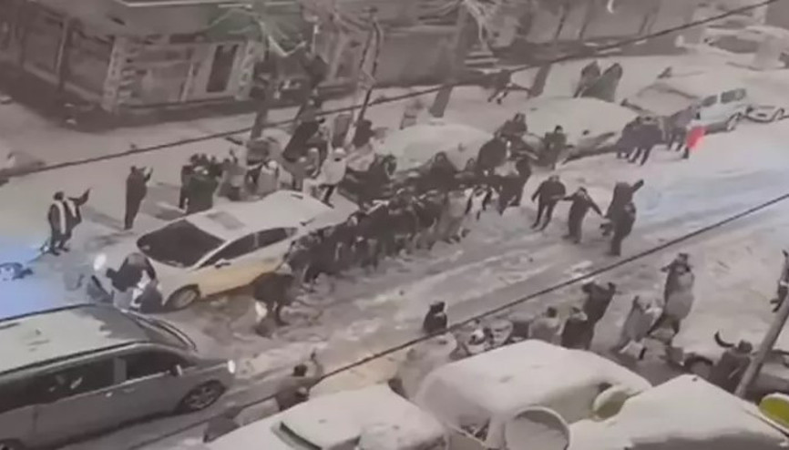 Sultangazi’de sokakta kar topu oynayıp halay çekenler arasında kavga çıktı