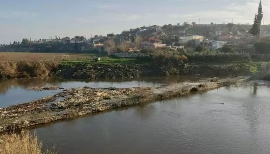 Büyük Menderes Nehri kirlilik nedeniyle siyaha büründü