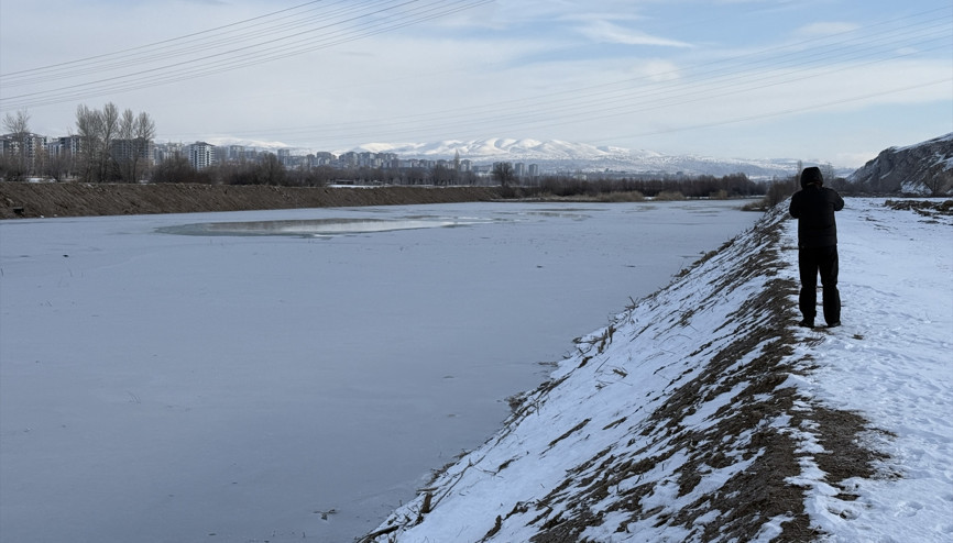 Sivas eksi 18i gördü, Kızılırmak Nehri kısmen dondu