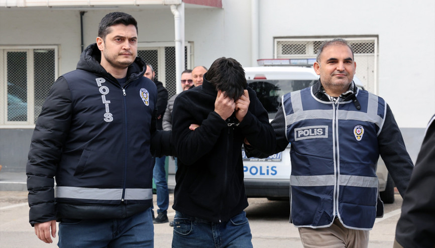 Kaçak göçmenlere VIP minibüs 5 kişi gözaltına alındı Kaçak göçmenlere VIP minibüs 5 kişi gözaltına alındı