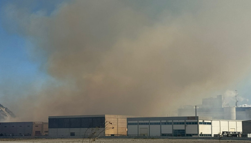 Aydında kağıt fabrikasının depolama alanında yangın