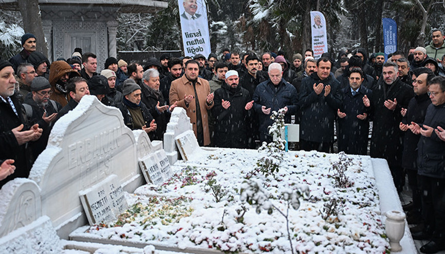 Eski başbakanlardan Necmettin Erbakan İstanbulda kabri başında anıldı