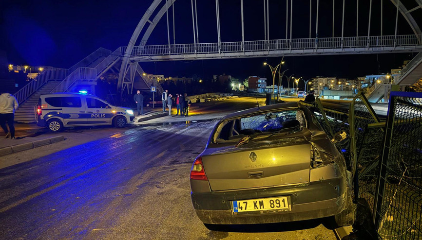 Derikte otomobil refüje çıktı: 1 yaralı Derikte otomobil refüje çıktı: 1 yaralı