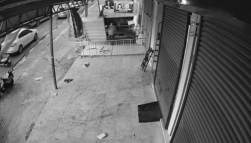 Devrilen rafın altında kalmaktan son anda kurtuldu Devrilen rafın altında kalmaktan son anda kurtuldu