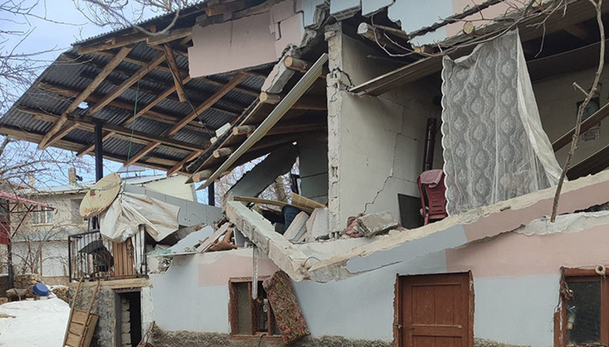 Gaz sıkışması sonucu patlama Ev harabeye döndü: 1 yaralı