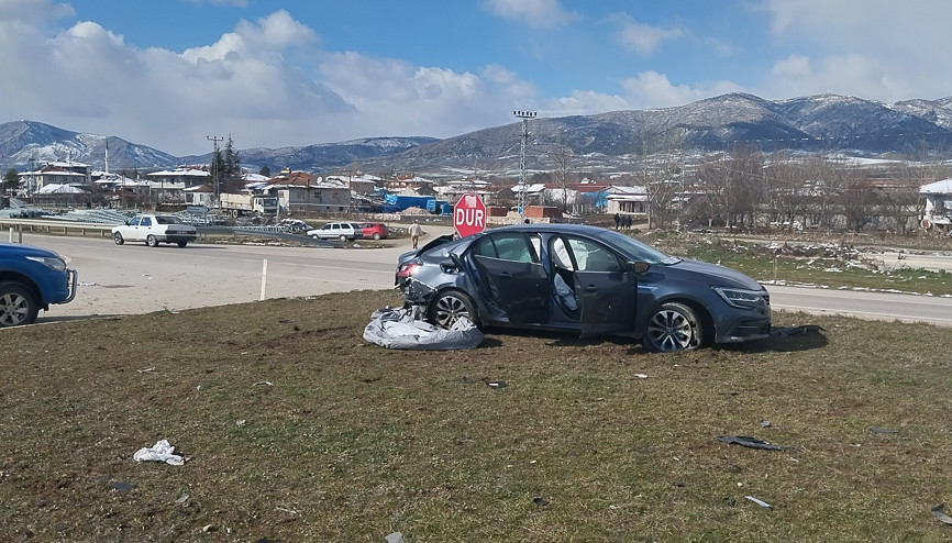 Otomobil ile taksi çarpıştı; 5 yaralı