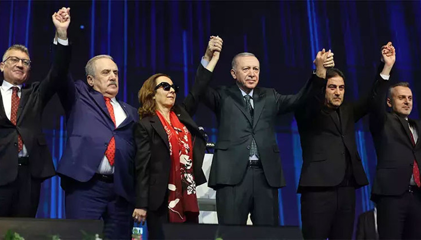 İşte AK Partiye katılan isimler Erdoğan rozet taktı