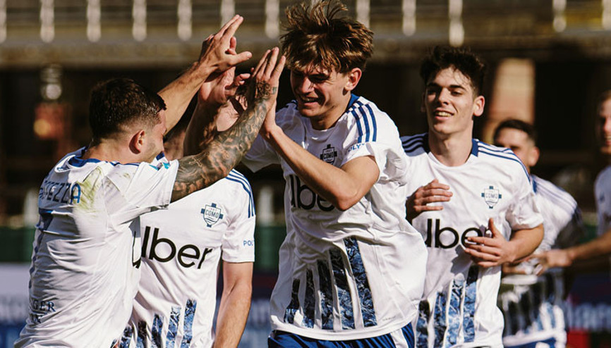 Comonun Napoliyi yendi Serie Ada zirve el değiştirdi