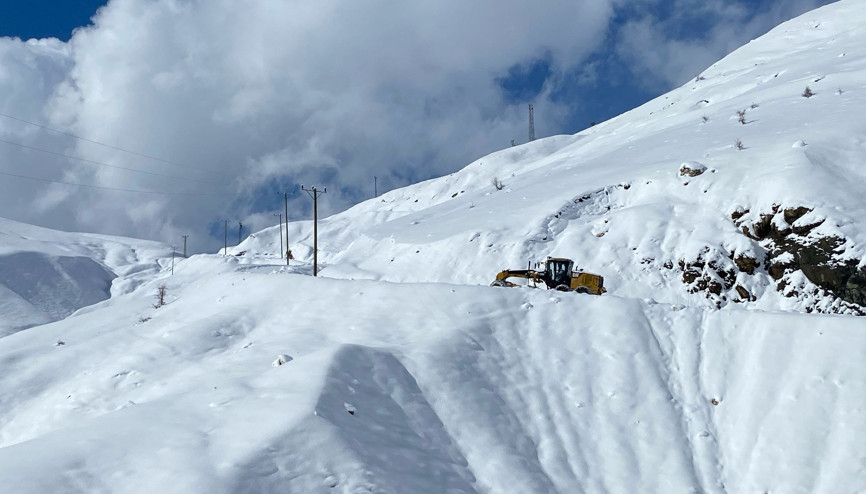 Batmanda 12 yerleşim yerinin yolu kardan kapandı
