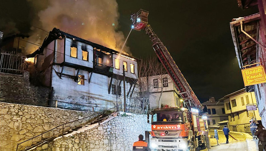 Tarihi konakta yangın... 5 kişi dumandan etkilendi
