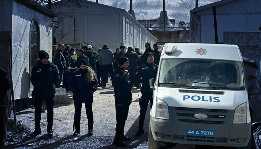 Horlama yüzünden 60 kişi taş ve sopalarla birbirine girdi; 15i hastanelik oldu