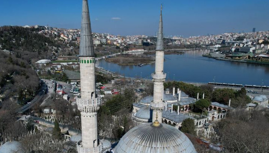 Ramazan ayının simgesi mahyalar camilere asıldı