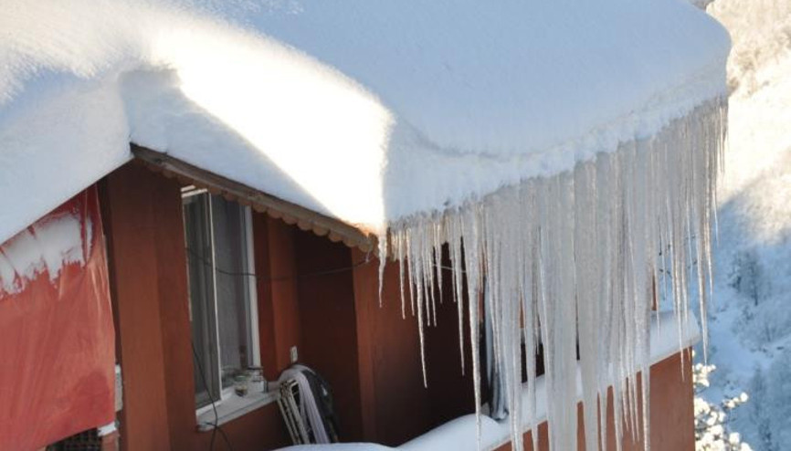Çatıdan düşen buz sarkıtının altında kalmaktan son anda kurtuldu
