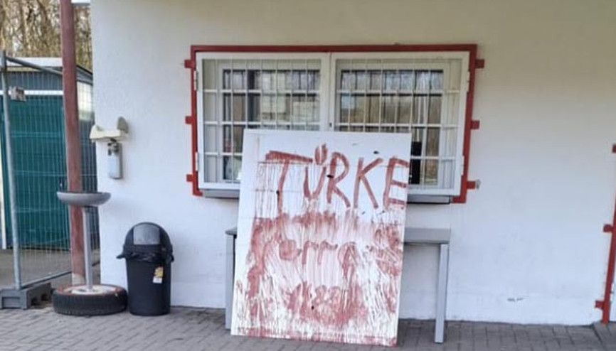Türk spor kulübüne ırkçı saldırı