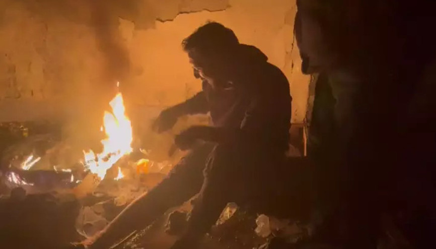 Ateş yaktığı metruk binadan çıkmak istemedi Şaşırtan yanıt: Evime izinsiz giriyorsunuz Ateş yaktığı metruk binadan çıkmak istemedi Şaşırtan yanıt: Evime izinsiz giriyorsunuz