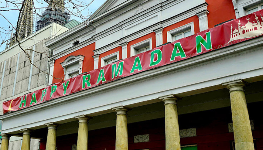 Tartışmalı binaya ‘Mutlu Ramazanlar’ pankartı