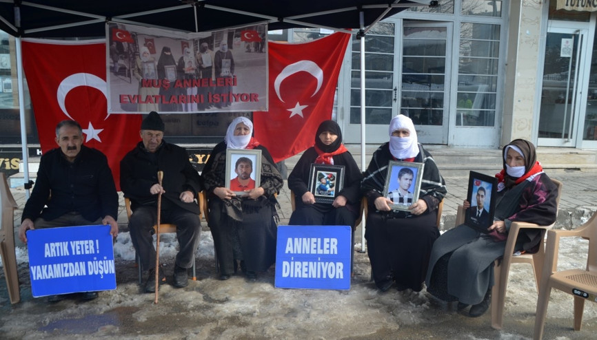 Muşlu aileler DEM Parti binası önündeki eylemlerine devam etti Muşlu aileler DEM Parti binası önündeki eylemlerine devam etti